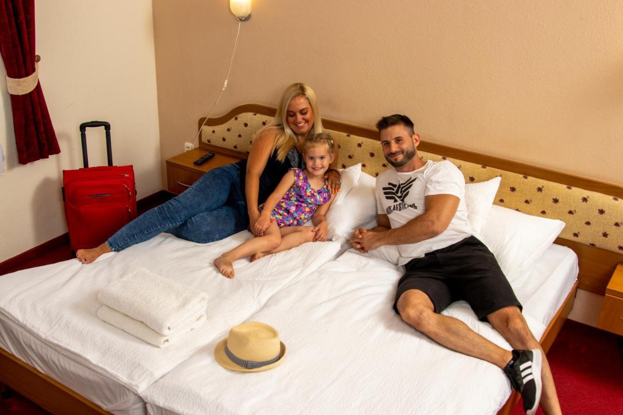 Hotel Imperial Gyogyszallo Es Gyogyfurdo キシュケーレシュ エクステリア 写真
