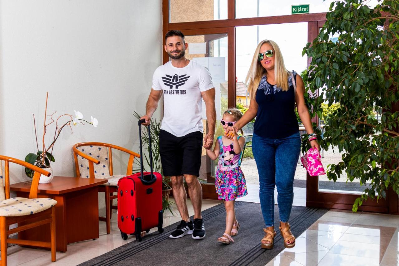 Hotel Imperial Gyogyszallo Es Gyogyfurdo キシュケーレシュ エクステリア 写真