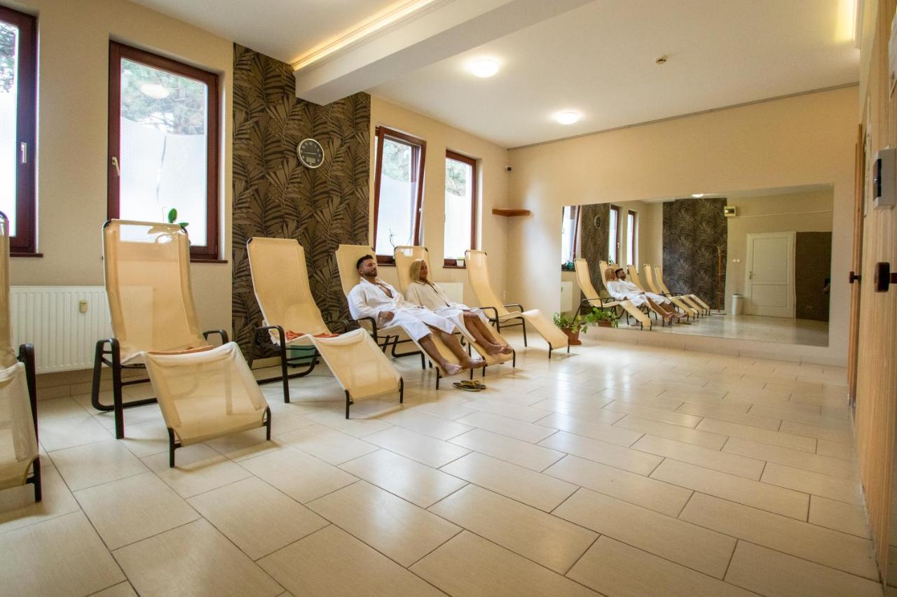 Hotel Imperial Gyogyszallo Es Gyogyfurdo キシュケーレシュ エクステリア 写真